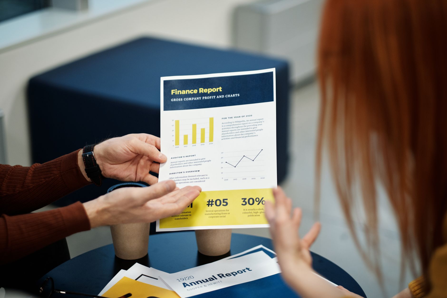 Årsrapport på et skrivebord
